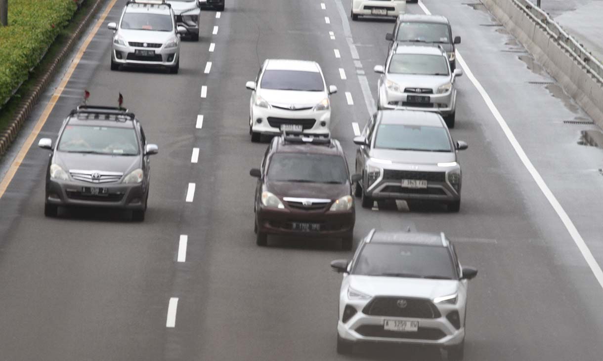 Sejumlah kendaraan roda empat melintas di Jalan Tol Dalam Kota, Jakarta, Rabu (4/6/2025).(Beritanasional.com/Oke Atmaja)