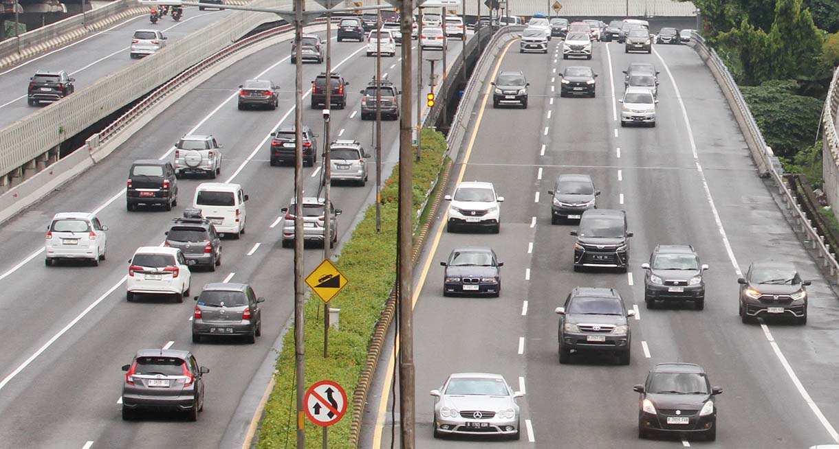 Sejumlah kendaraan roda empat melintas di Jalan Tol Dalam Kota, Jakarta, Rabu (4/6/2025).(Beritanasional.com/Oke Atmaja)