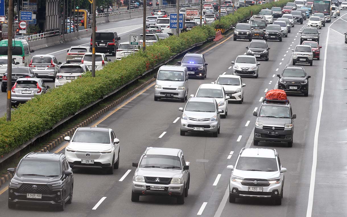 Sejumlah kendaraan roda empat melintas di Jalan Tol Dalam Kota, Jakarta, Rabu (4/6/2025).(Beritanasional.com/Oke Atmaja)