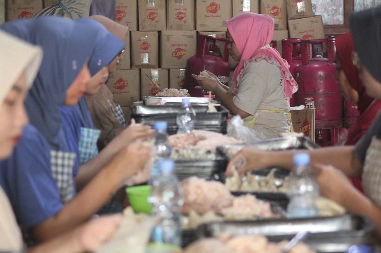 Pekerja menyelesaikan pembuatan dimsum di usaha mikro, kecil, dan menengah (UMKM) Griya Dimsum Bunda Imoet, Tangerang Selatan, Banten, Sabtu (11/1/2025).(BeritaNasional.com/ Oke Atmaja)