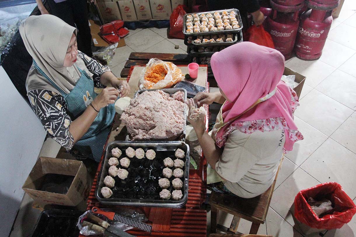 Pekerja menyelesaikan pembuatan dimsum di usaha mikro, kecil, dan menengah (UMKM) Griya Dimsum Bunda Imoet, Tangerang Selatan, Banten, Sabtu (11/1/2025).(BeritaNasional.com/ Oke Atmaja)