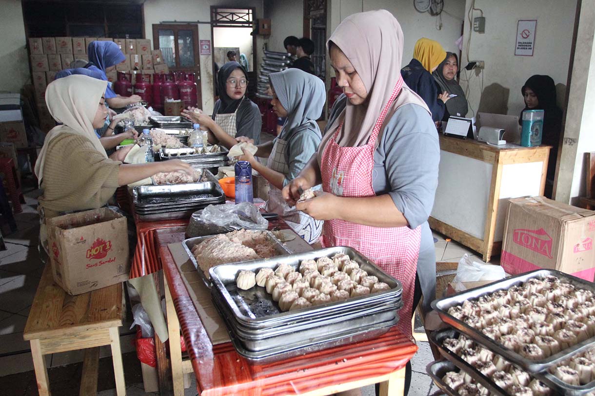 Pekerja menyelesaikan pembuatan dimsum di usaha mikro, kecil, dan menengah (UMKM) Griya Dimsum Bunda Imoet, Tangerang Selatan, Banten, Sabtu (11/1/2025).(BeritaNasional.com/ Oke Atmaja)