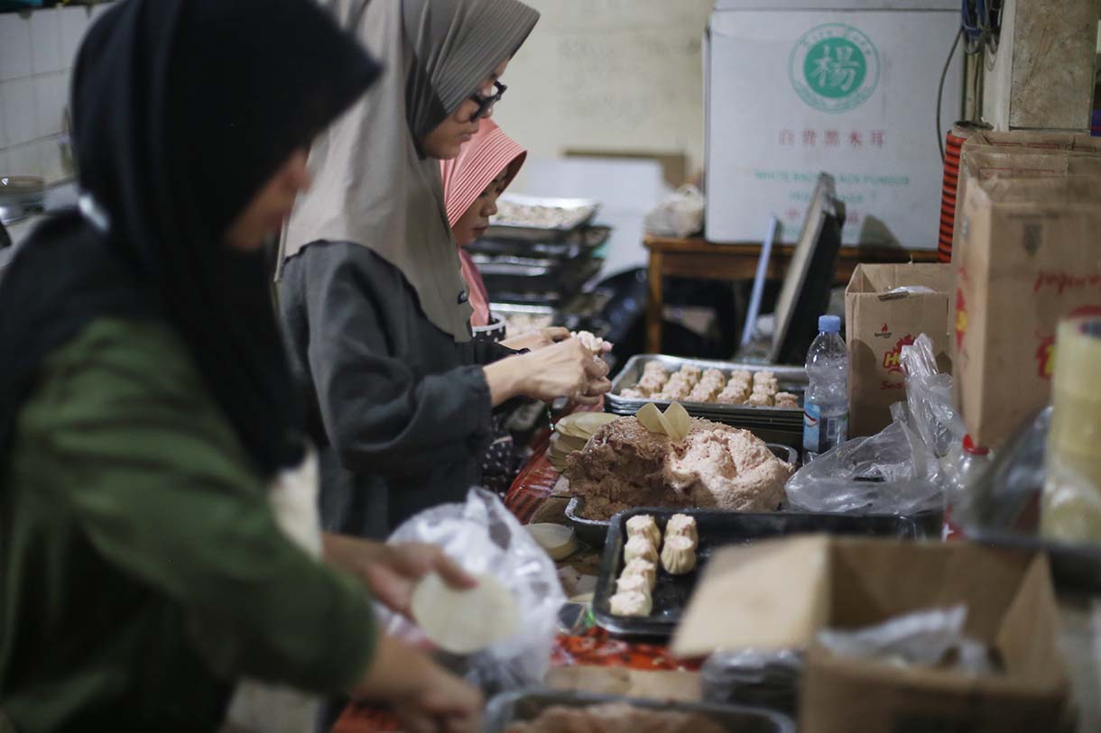 Pekerja menyelesaikan pembuatan dimsum di usaha mikro, kecil, dan menengah (UMKM) Griya Dimsum Bunda Imoet, Tangerang Selatan, Banten, Sabtu (11/1/2025).(BeritaNasional.com/ Oke Atmaja)