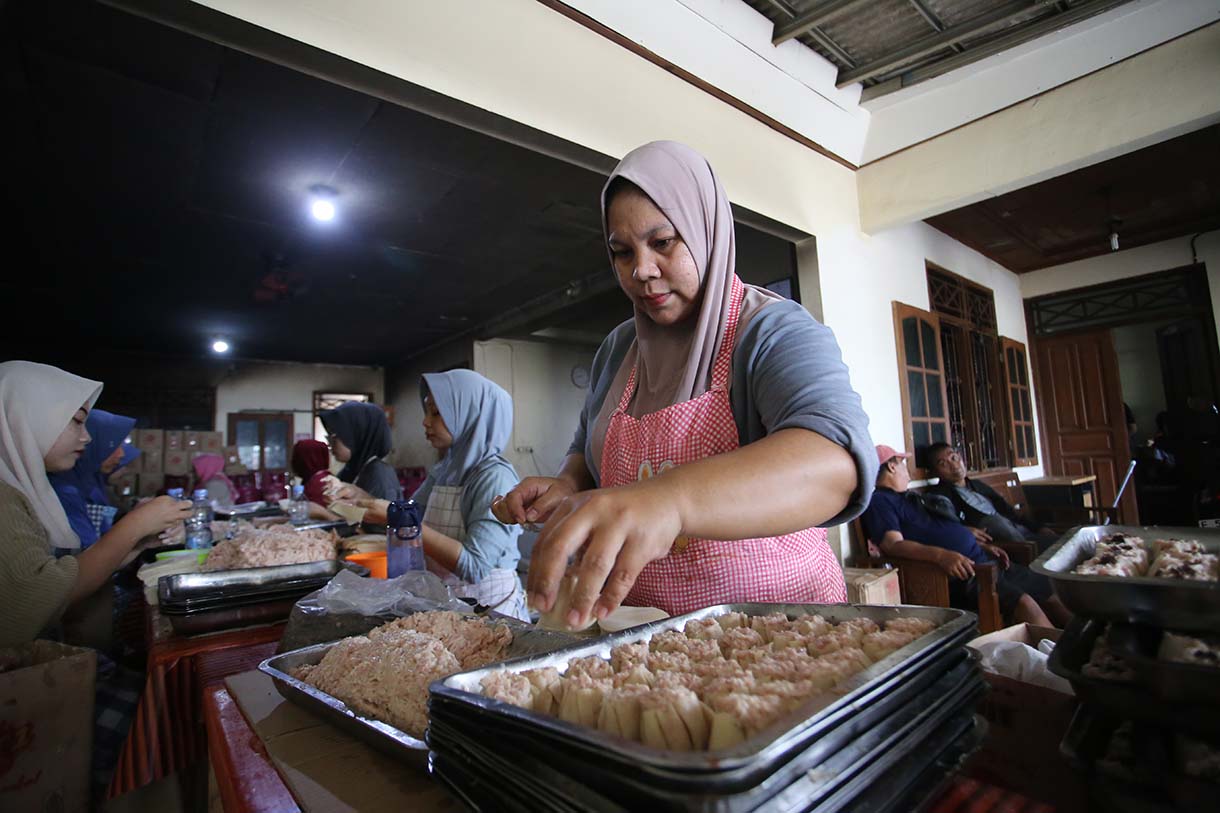 Pekerja menyelesaikan pembuatan dimsum di usaha mikro, kecil, dan menengah (UMKM) Griya Dimsum Bunda Imoet, Tangerang Selatan, Banten, Sabtu (11/1/2025).(BeritaNasional.com/ Oke Atmaja)