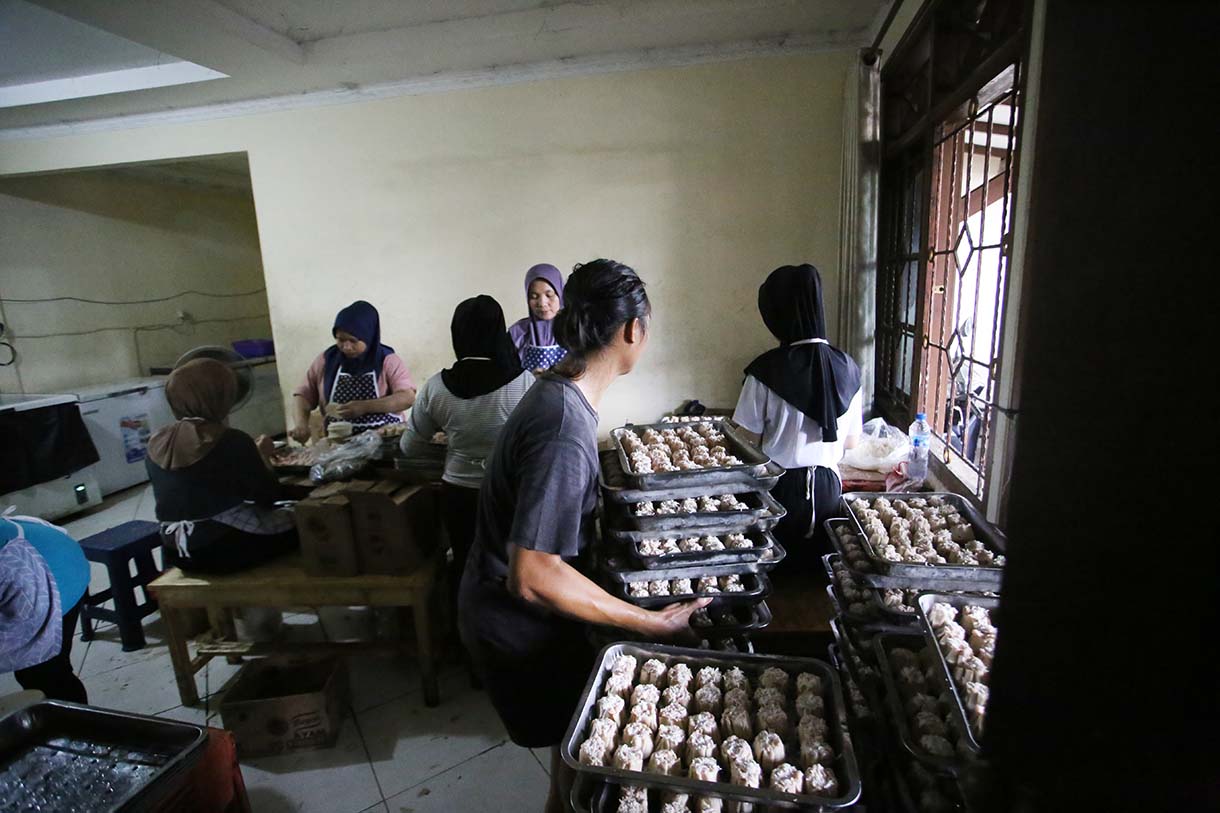 Pekerja menyelesaikan pembuatan dimsum di usaha mikro, kecil, dan menengah (UMKM) Griya Dimsum Bunda Imoet, Tangerang Selatan, Banten, Sabtu (11/1/2025).(BeritaNasional.com/ Oke Atmaja)