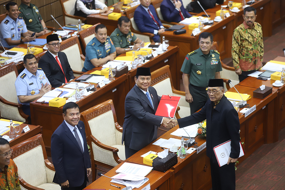 Komisi I DPR dan pemerintah menyetujui 5 RUU Bidang Pertahanan diteruskan dalam rapat paripurna. (BeritaNasional/Elvis Sendouw)