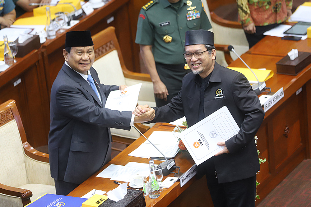 Komisi I DPR dan pemerintah menyetujui 5 RUU Bidang Pertahanan diteruskan dalam rapat paripurna. (BeritaNasional/Elvis Sendouw)