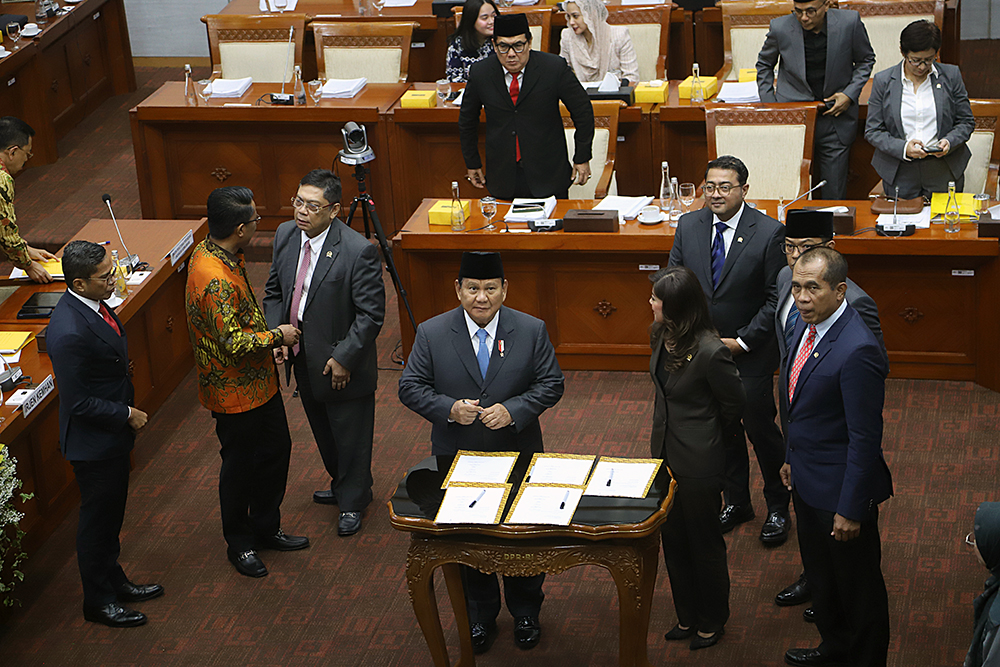 Komisi I DPR dan pemerintah menyetujui 5 RUU Bidang Pertahanan diteruskan dalam rapat paripurna. (BeritaNasional/Elvis Sendouw)