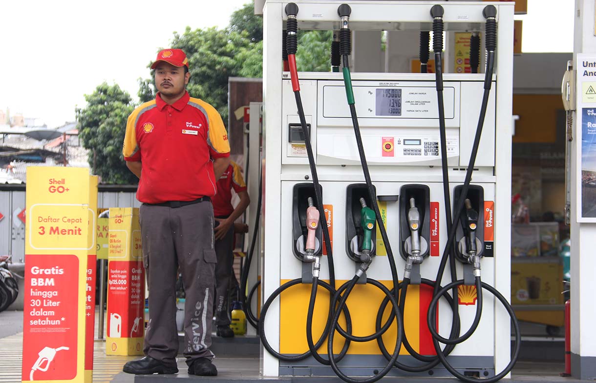 Pengendara sepeda motor mengisi bahan bakar minyak (BBM) di SPBU Shell kawasan Menteng Raya, Jakarta, Sabtu (17/12/2025). (Beritanasional.com/Oke Atmaja)