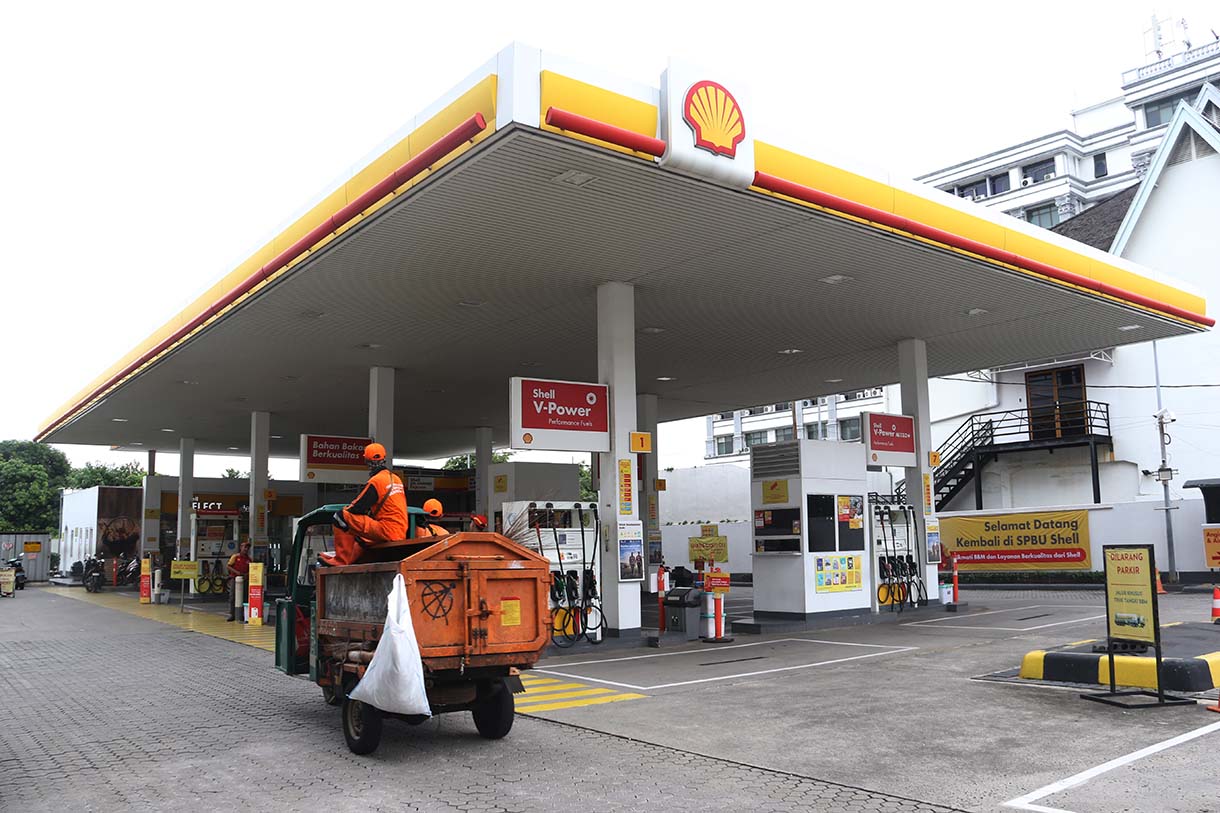 Pengendara sepeda motor mengisi bahan bakar minyak (BBM) di SPBU Shell kawasan Menteng Raya, Jakarta, Sabtu (17/12/2025). (Beritanasional.com/Oke Atmaja)