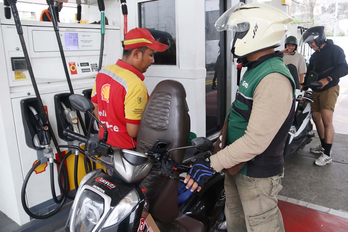 Pengendara sepeda motor mengisi bahan bakar minyak (BBM) di SPBU Shell kawasan Menteng Raya, Jakarta, Sabtu (17/12/2025). (Beritanasional.com/Oke Atmaja)