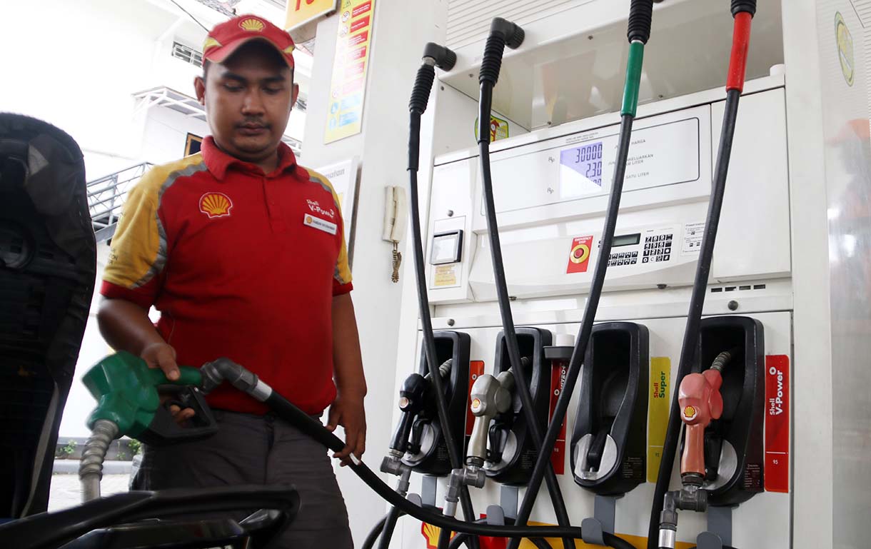 Pengendara sepeda motor mengisi bahan bakar minyak (BBM) di SPBU Shell kawasan Menteng Raya, Jakarta, Sabtu (17/12/2025). (Beritanasional.com/Oke Atmaja)