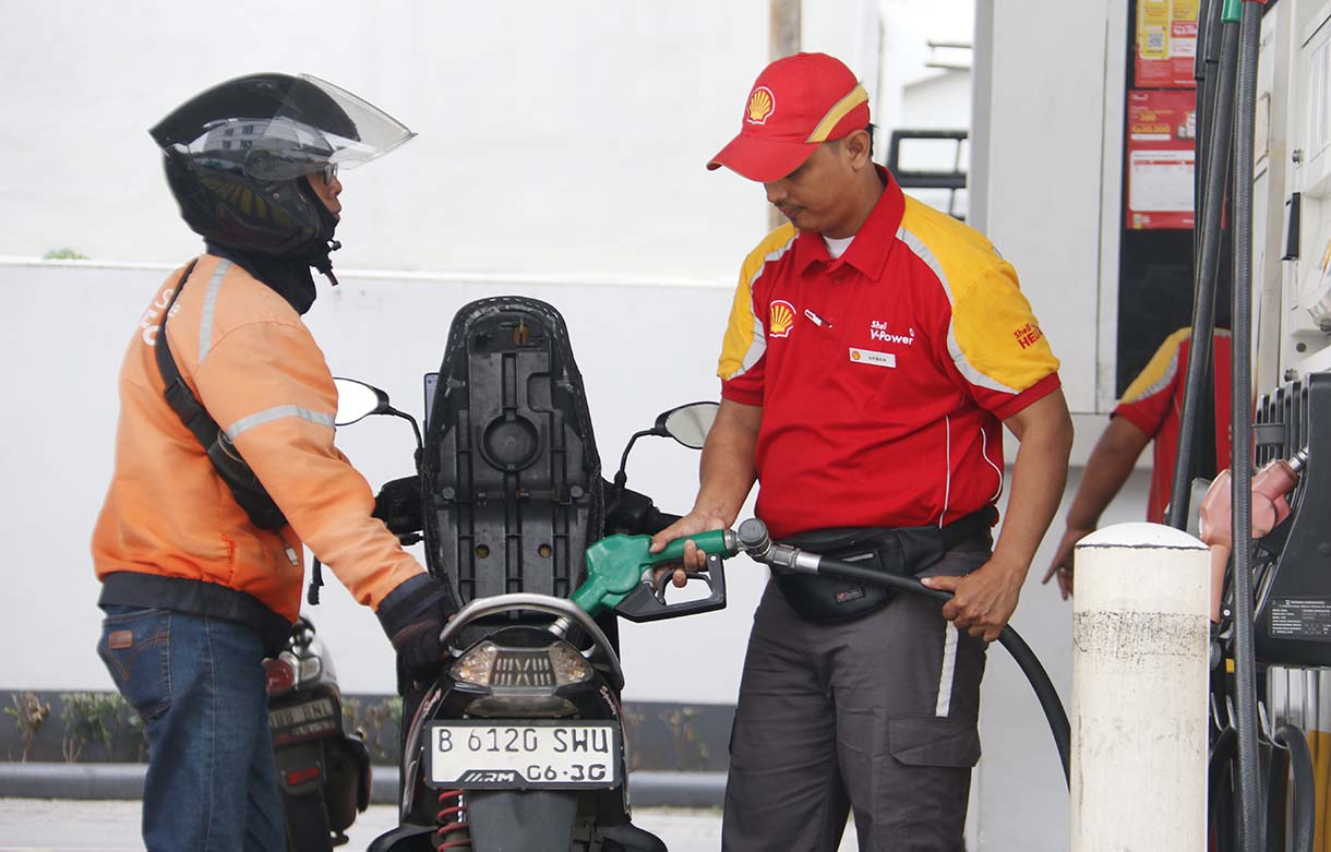 Pengendara sepeda motor mengisi bahan bakar minyak (BBM) di SPBU Shell kawasan Menteng Raya, Jakarta, Sabtu (17/12/2025). (Beritanasional.com/Oke Atmaja)