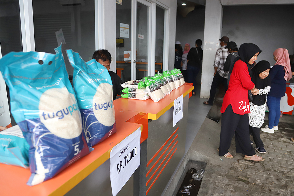 Warga membeli sembako pada saat operasi pasar pangan murah  di Depok. (BeritaNasional/Elvis Sendouw)