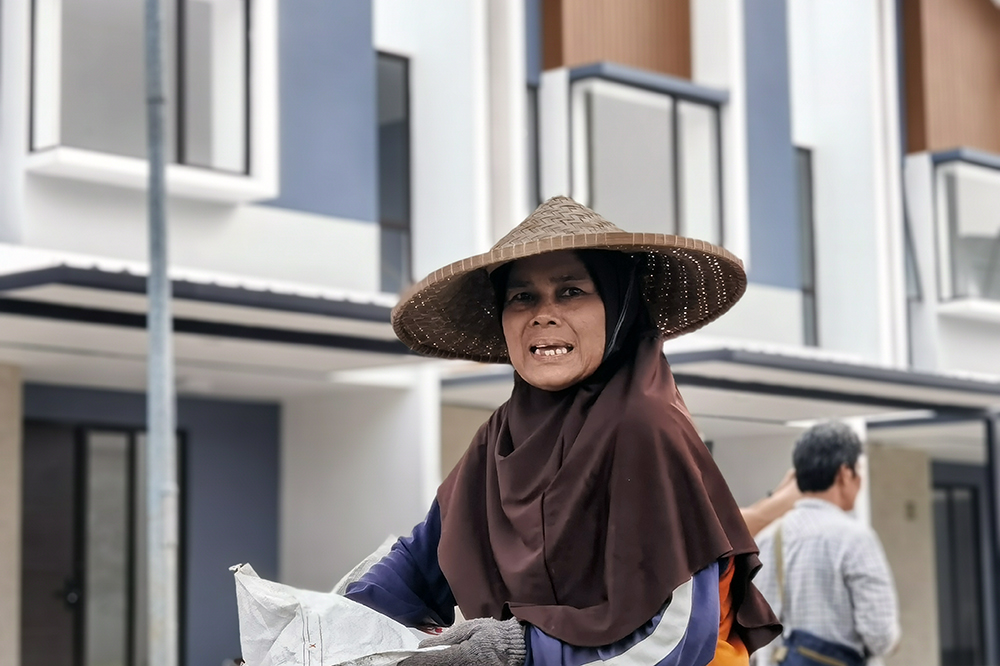 Pekerja kebersihan membersihkan sampah di kawasan perumahan. (BeritaNasional/Elvis Sendouw)