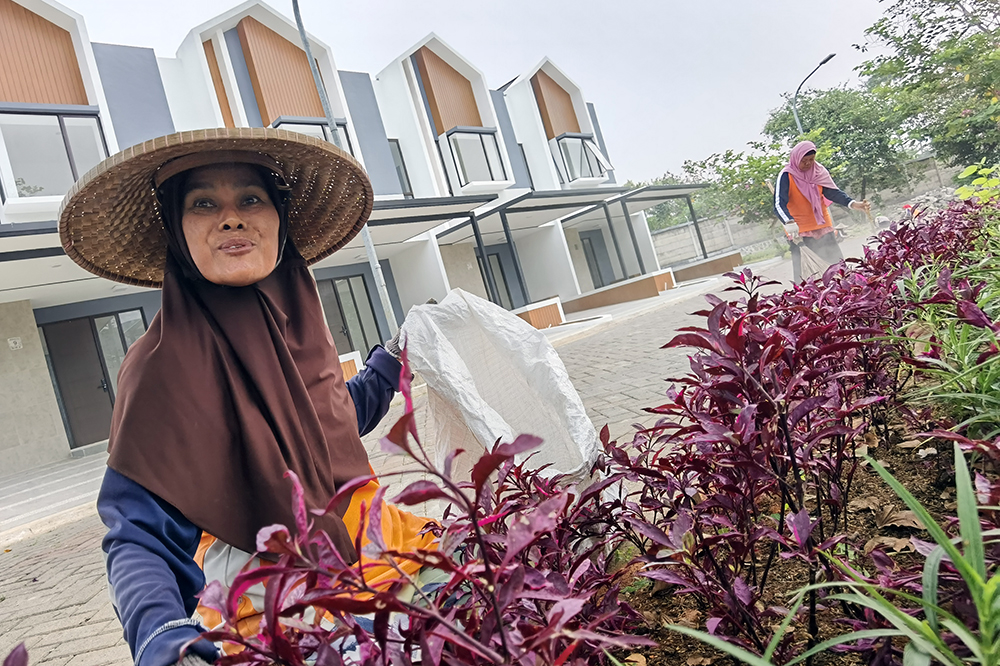 Pekerja kebersihan membersihkan sampah di kawasan perumahan. (BeritaNasional/Elvis Sendouw)