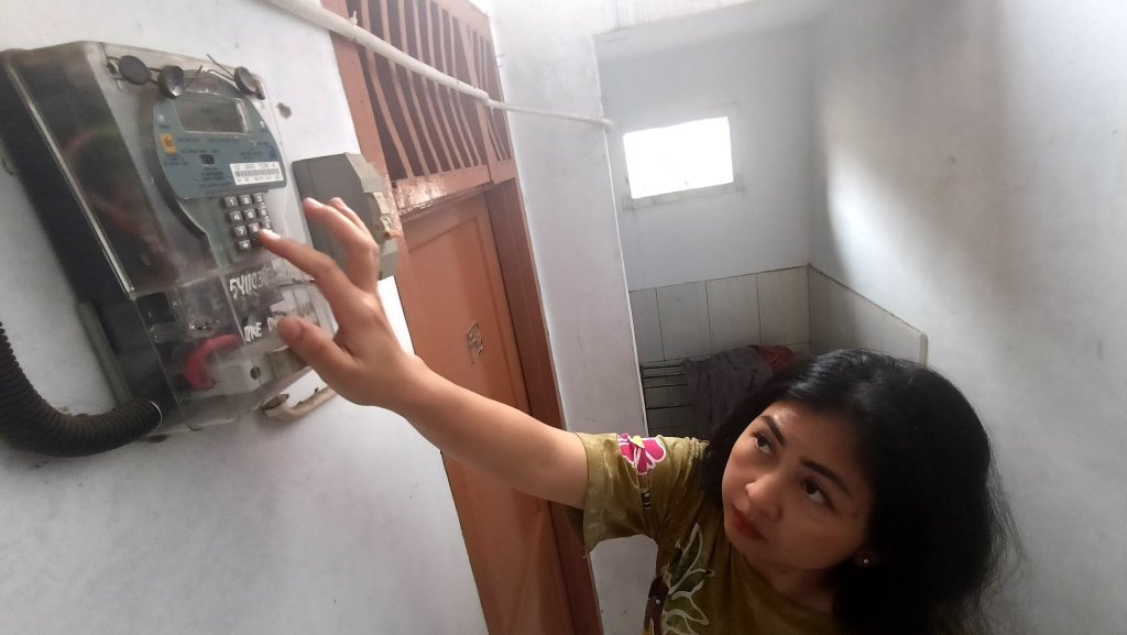 Pemerintah Memberlakukan Diskon Tarif Listrik 50 Persen Warga memeriksa meteran listrik di rumahnya, Jakarta, Kamis (5/6/2025). (Beritanasional.com/ Oke Atmaja)