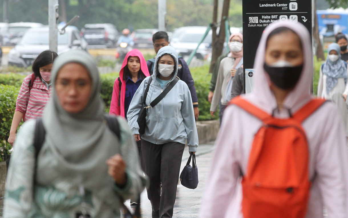 Pekerja melintasi pedestrian di kawasan Jalan Jenderal Sudirman, Jakarta, Rabu (8/1/2025).(BeritaNasional.com/Oke Atmaja)