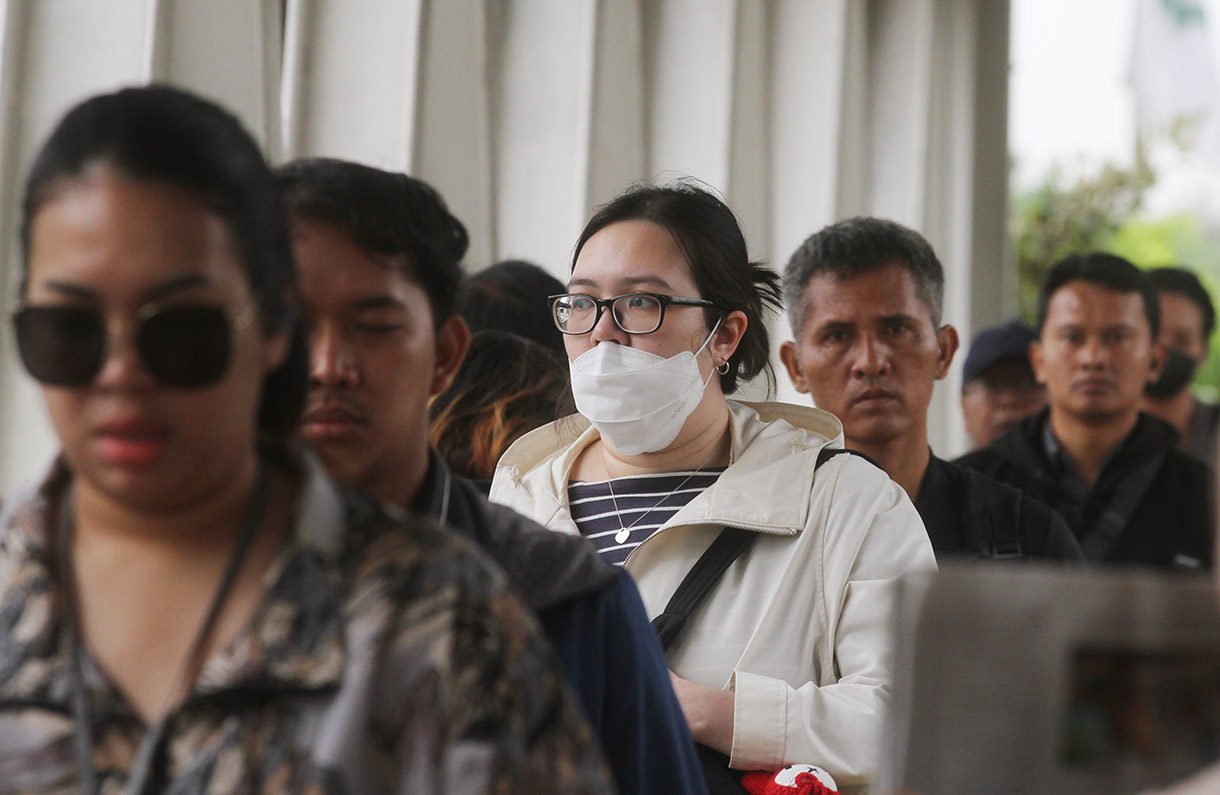 Pekerja melintasi pedestrian di kawasan Jalan Jenderal Sudirman, Jakarta, Rabu (8/1/2025).(BeritaNasional.com/Oke Atmaja)