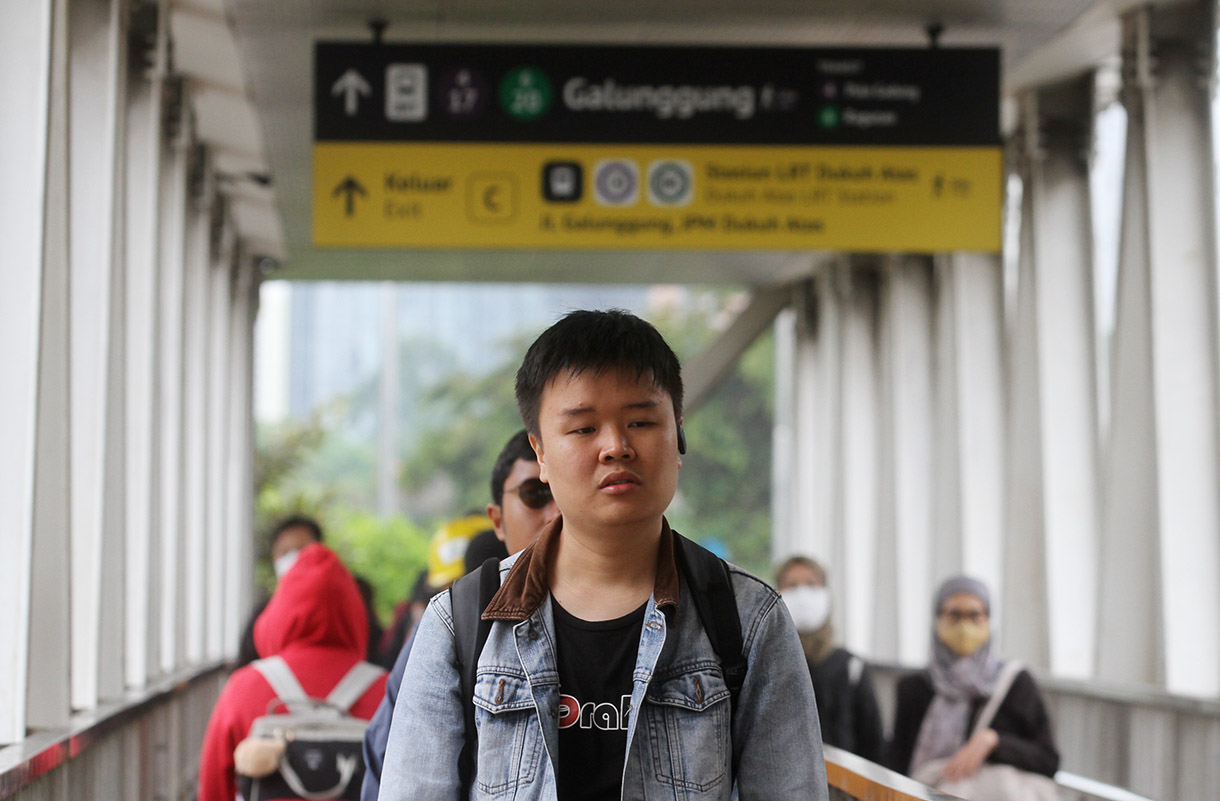 Pekerja melintasi pedestrian di kawasan Jalan Jenderal Sudirman, Jakarta, Rabu (8/1/2025).(BeritaNasional.com/Oke Atmaja)