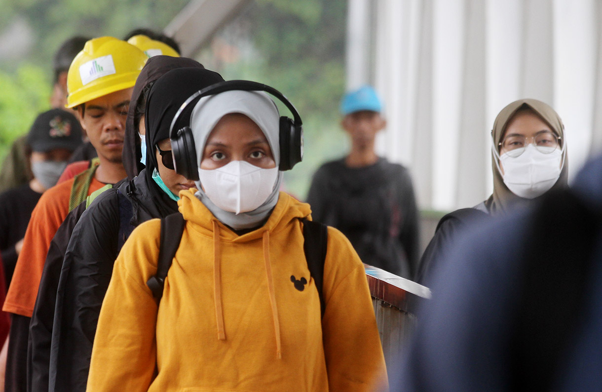 Pekerja melintasi pedestrian di kawasan Jalan Jenderal Sudirman, Jakarta, Rabu (8/1/2025).(BeritaNasional.com/Oke Atmaja)