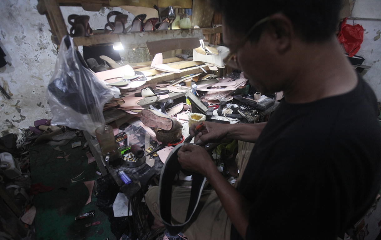 Pekerja menyelesaikan sepatu di Industri Rumahan Sepatu Wanita OB Shoes di Depok, Minggu (6/7/2025).  (Beritanasional.com/Oke Atmaja)