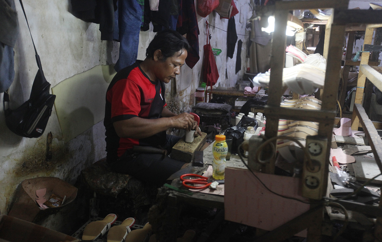 Pekerja menyelesaikan sepatu di Industri Rumahan Sepatu Wanita OB Shoes di Depok, Minggu (6/7/2025).  (Beritanasional.com/Oke Atmaja)
