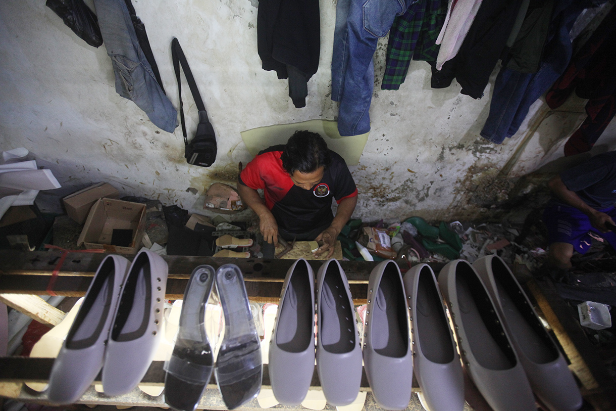 Pekerja menyelesaikan sepatu di Industri Rumahan Sepatu Wanita OB Shoes di Depok, Minggu (6/7/2025).  (Beritanasional.com/Oke Atmaja)