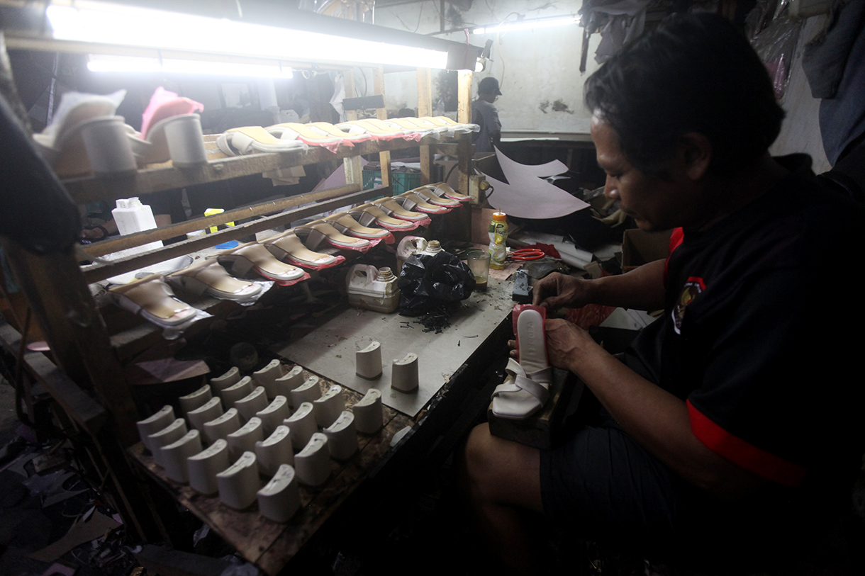 Pekerja menyelesaikan sepatu di Industri Rumahan Sepatu Wanita OB Shoes di Depok, Minggu (6/7/2025).  (Beritanasional.com/Oke Atmaja)