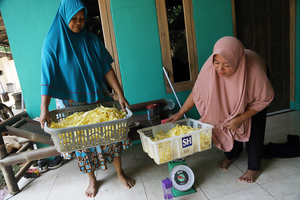 Pekerja usaha rumahan membuat olahan berdasar dari singkong yang diubah menjadi makanan keripik. (BeritaNasional/Elvis Sendouw)