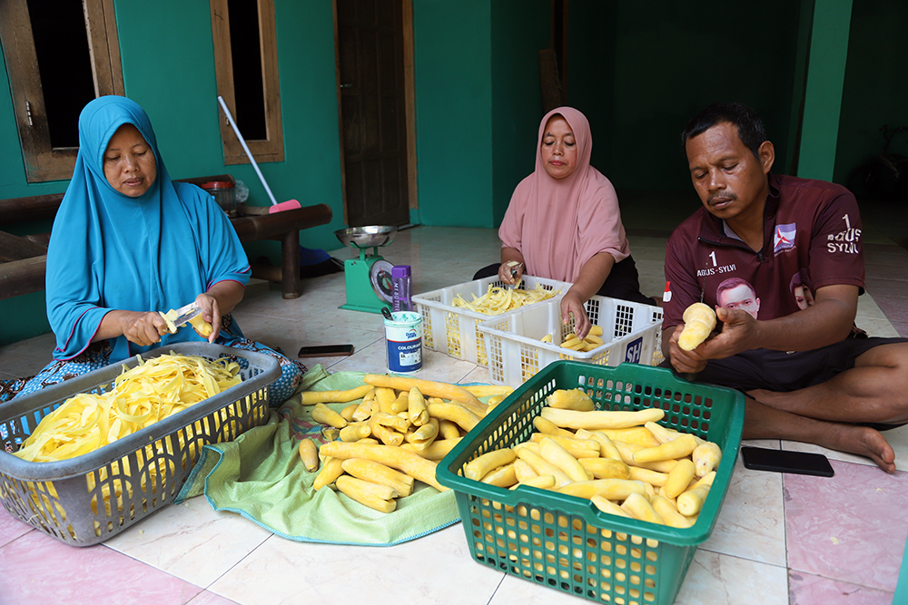 Pekerja usaha rumahan membuat olahan berdasar dari singkong yang diubah menjadi makanan keripik. (BeritaNasional/Elvis Sendouw)