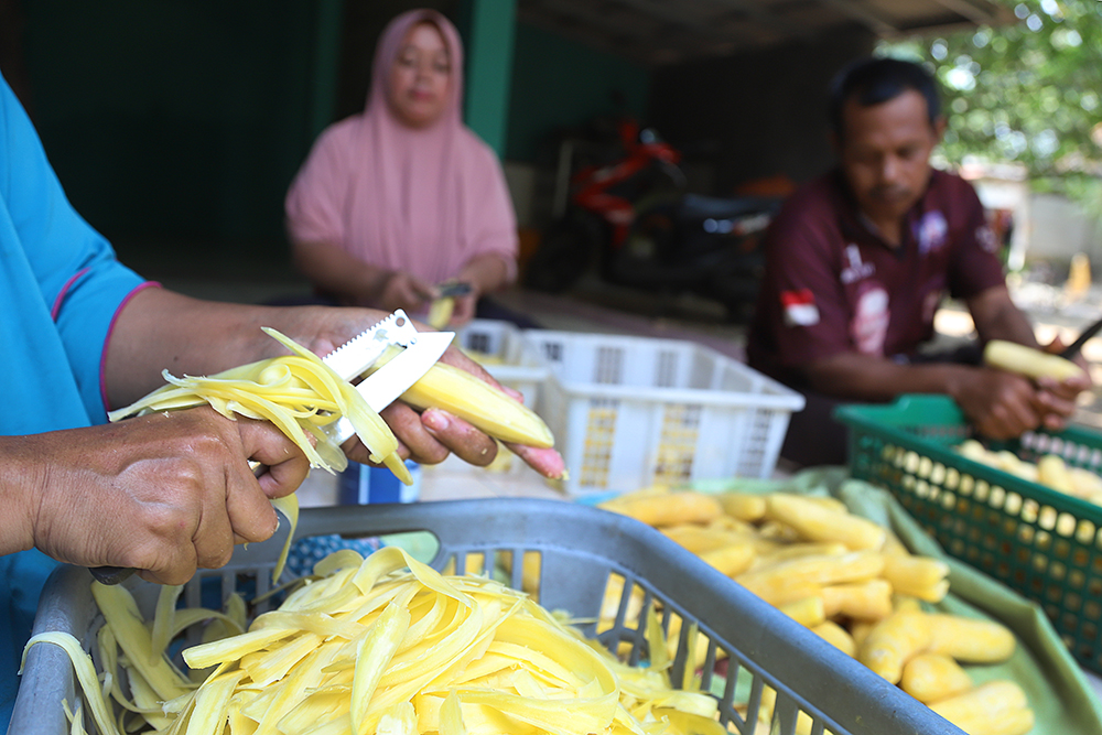 Pekerja usaha rumahan membuat olahan berdasar dari singkong yang diubah menjadi makanan keripik. (BeritaNasional/Elvis Sendouw)