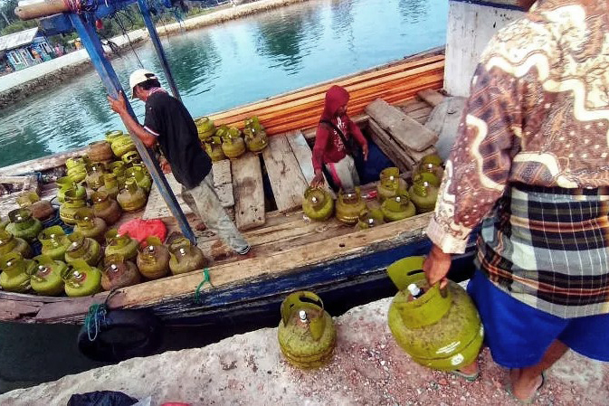 Pekerja menurunkan gas 3 kilo untuk kebutuhan masyarakat. (BeritaNasional/Elvis Sendouw)