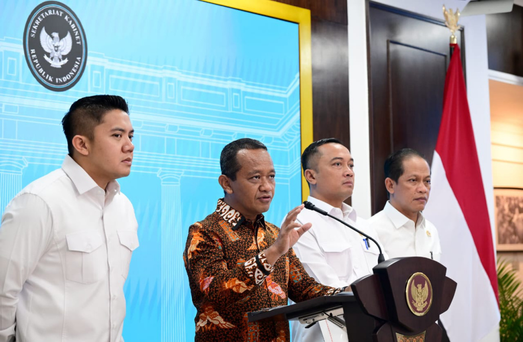 Menteri Energi dan Sumber Daya Mineral (ESDM) Bahlil Lahadalia (kedua kiri) bersama Menteri Sekretaris Negara, Prasetyo Hadi (kedua kanan), Sekretaris Kabinet Teddy Indra Wijaya (kiri), dan Menteri Lingkungan Hidup Hanif Faisol Nurofiq (kanan) menyampaikan keterangan terkait izin tambang nikel Kepulauan Raja Ampat di Kantor Kepresidenan, Jakarta, Selasa (10/6/2025). (Beritanasional.com/Biro Pers)