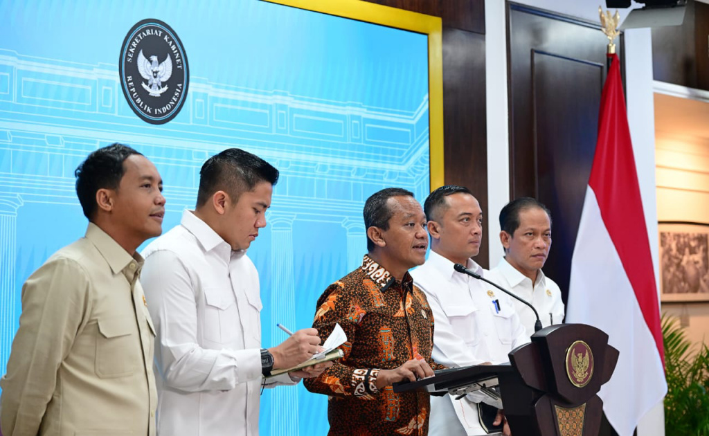 Menteri Energi dan Sumber Daya Mineral (ESDM) Bahlil Lahadalia (kedua kiri) bersama Menteri Sekretaris Negara, Prasetyo Hadi (kedua kanan), Sekretaris Kabinet Teddy Indra Wijaya (kiri), dan Menteri Lingkungan Hidup Hanif Faisol Nurofiq (kanan) menyampaikan keterangan terkait izin tambang nikel Kepulauan Raja Ampat di Kantor Kepresidenan, Jakarta, Selasa (10/6/2025). (Beritanasional.com/Biro Pers)
