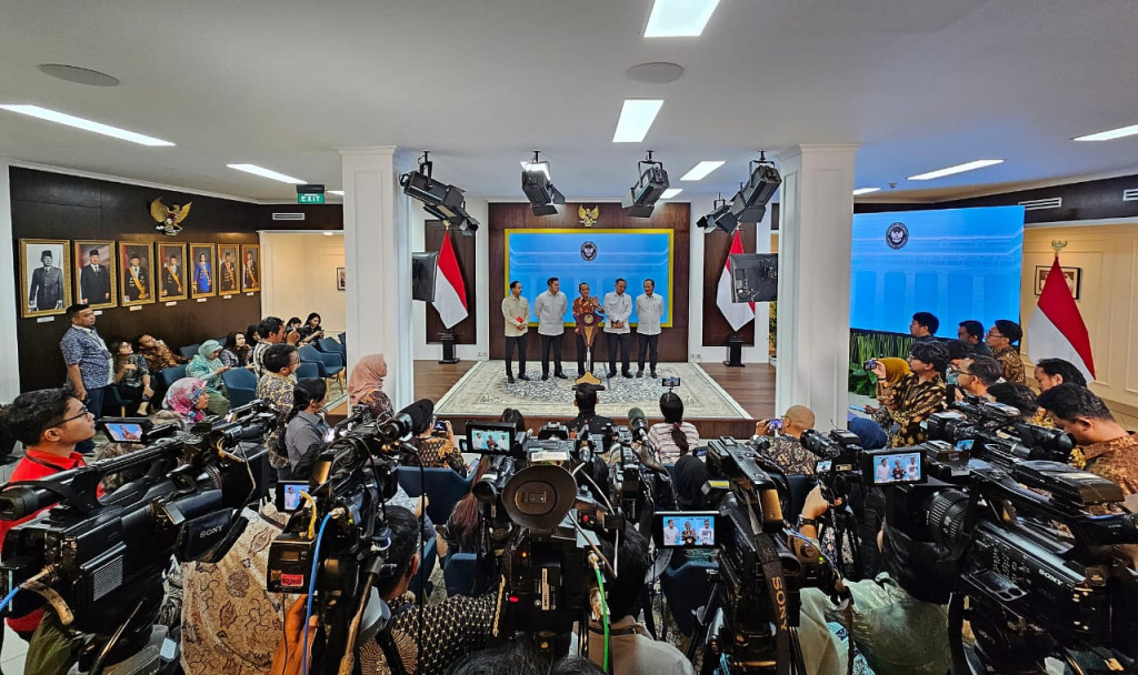 Menteri Energi dan Sumber Daya Mineral (ESDM) Bahlil Lahadalia (kedua kiri) bersama Menteri Sekretaris Negara, Prasetyo Hadi (kedua kanan), Sekretaris Kabinet Teddy Indra Wijaya (kiri), dan Menteri Lingkungan Hidup Hanif Faisol Nurofiq (kanan) menyampaikan keterangan terkait izin tambang nikel Kepulauan Raja Ampat di Kantor Kepresidenan, Jakarta, Selasa (10/6/2025). (Beritanasional.com/Biro Pers)