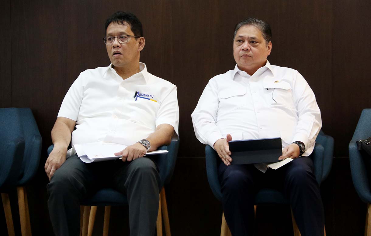 Menko Perekonomian Airlangga Hartarto (kanan) bersama Menkeu Purbaya Yudhi Sadewa (kiri) memberikan keterangan terkait program paket ekonomi usai rapat koorddinasi dengan Presiden Prabowo Subianto di Kantor Kepresidenan, Jakarta, Senin (15/9/2025).  (Beritanasional.com/Oke Atmaja)