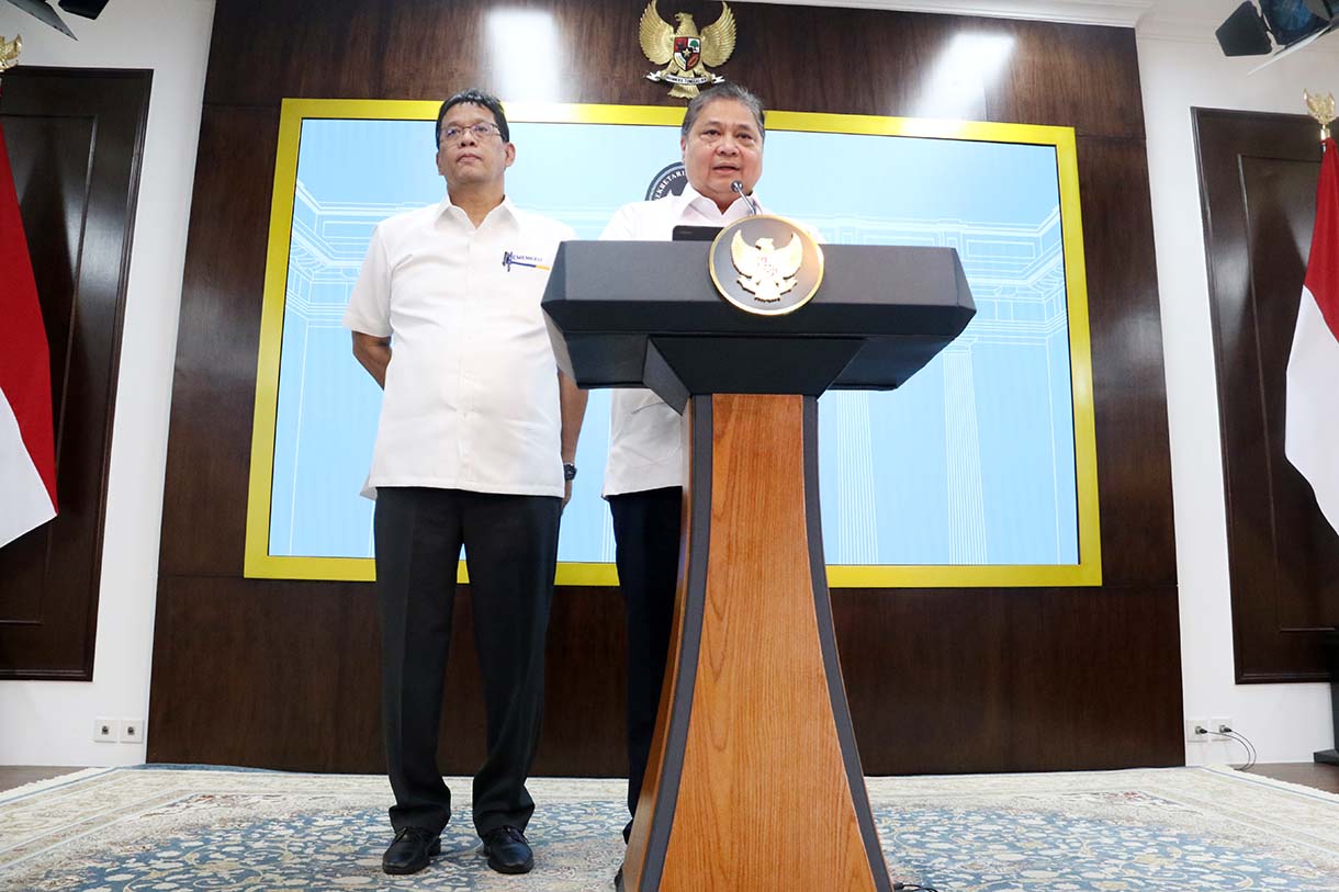 Menko Perekonomian Airlangga Hartarto (kanan) bersama Menkeu Purbaya Yudhi Sadewa (kiri) memberikan keterangan terkait program paket ekonomi usai rapat koorddinasi dengan Presiden Prabowo Subianto di Kantor Kepresidenan, Jakarta, Senin (15/9/2025).  (Beritanasional.com/Oke Atmaja)