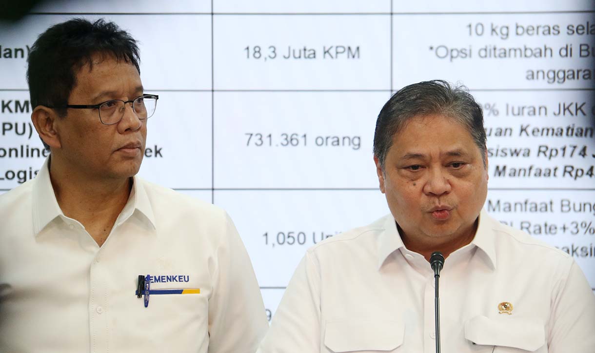 Menko Perekonomian Airlangga Hartarto (kanan) bersama Menkeu Purbaya Yudhi Sadewa (kiri) memberikan keterangan terkait program paket ekonomi usai rapat koorddinasi dengan Presiden Prabowo Subianto di Kantor Kepresidenan, Jakarta, Senin (15/9/2025).  (Beritanasional.com/Oke Atmaja)