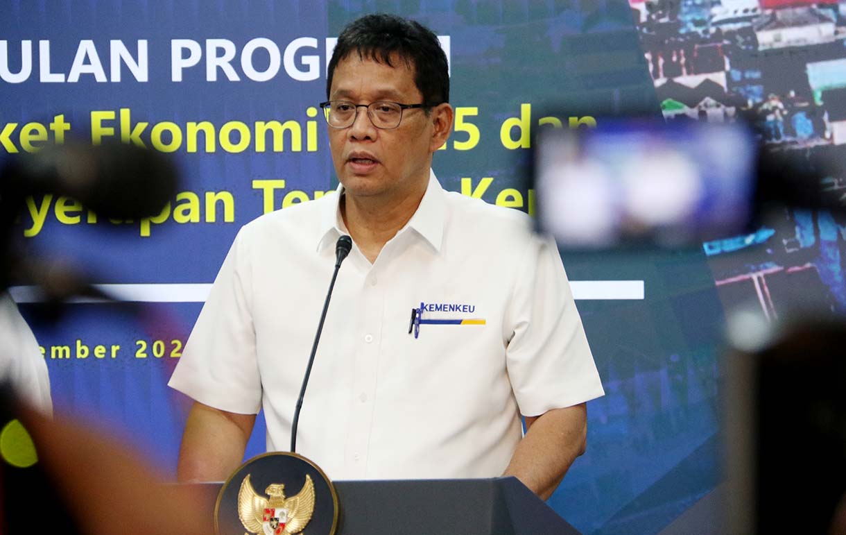 Menko Perekonomian Airlangga Hartarto (kanan) bersama Menkeu Purbaya Yudhi Sadewa (kiri) memberikan keterangan terkait program paket ekonomi usai rapat koorddinasi dengan Presiden Prabowo Subianto di Kantor Kepresidenan, Jakarta, Senin (15/9/2025).  (Beritanasional.com/Oke Atmaja)