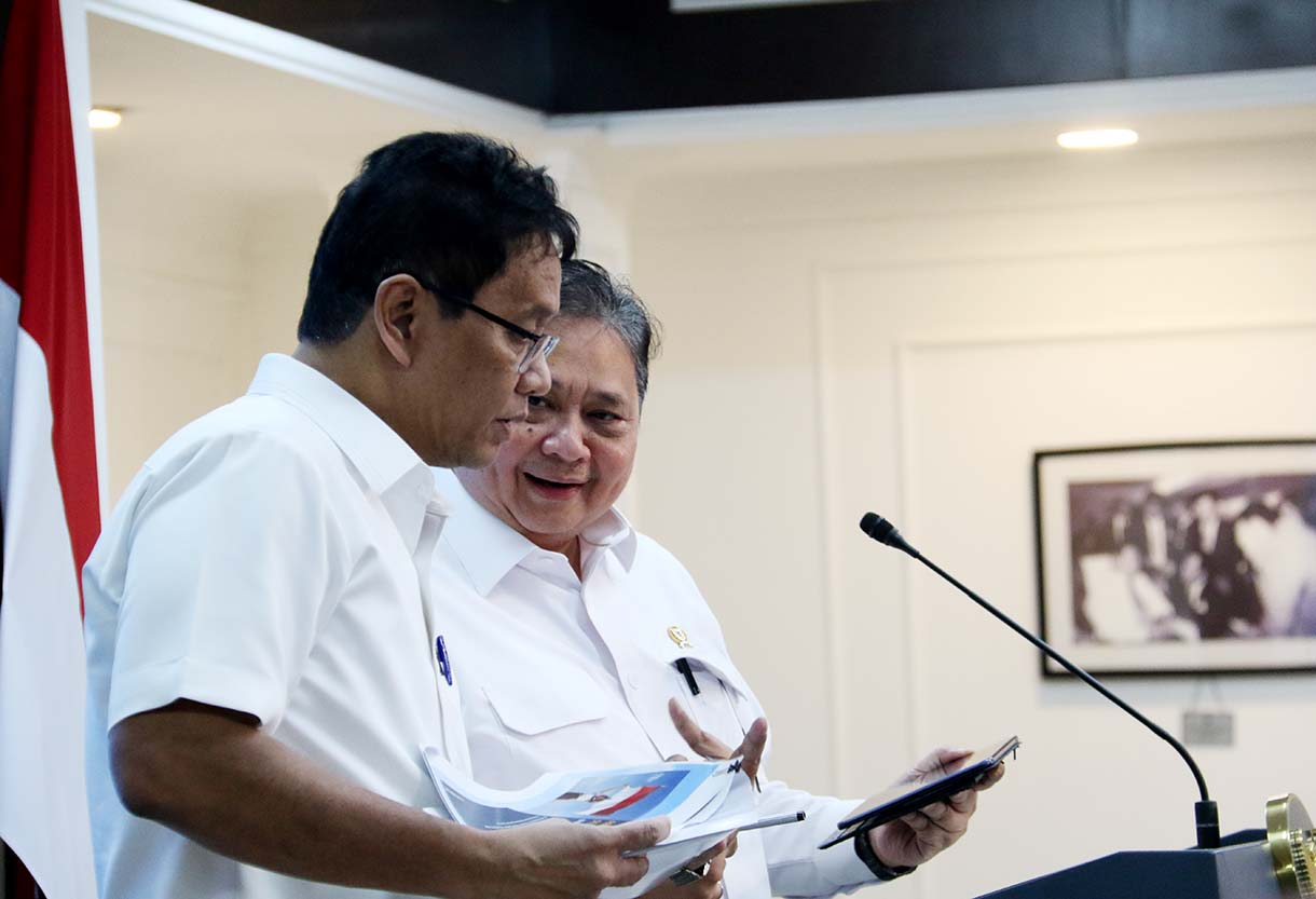 Menko Perekonomian Airlangga Hartarto (kanan) bersama Menkeu Purbaya Yudhi Sadewa (kiri) memberikan keterangan terkait program paket ekonomi usai rapat koorddinasi dengan Presiden Prabowo Subianto di Kantor Kepresidenan, Jakarta, Senin (15/9/2025).  (Beritanasional.com/Oke Atmaja)