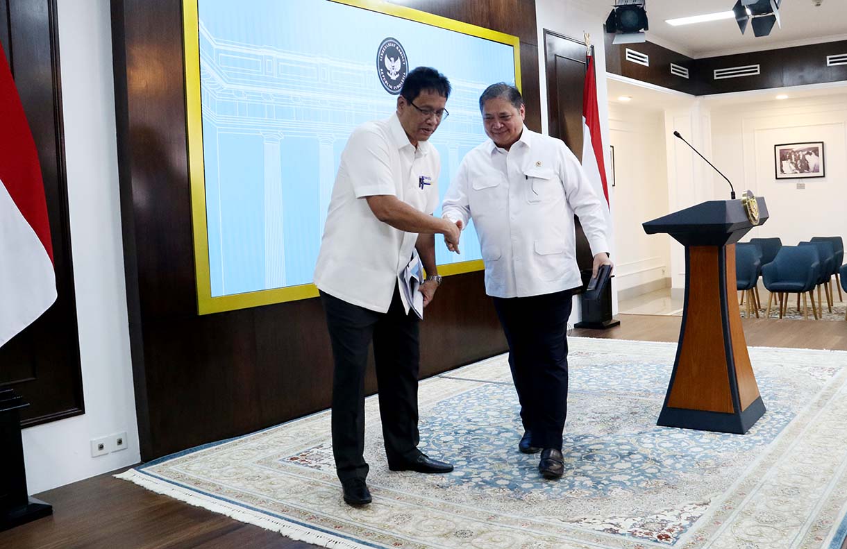Menko Perekonomian Airlangga Hartarto (kanan) bersama Menkeu Purbaya Yudhi Sadewa (kiri) memberikan keterangan terkait program paket ekonomi usai rapat koorddinasi dengan Presiden Prabowo Subianto di Kantor Kepresidenan, Jakarta, Senin (15/9/2025).  (Beritanasional.com/Oke Atmaja)