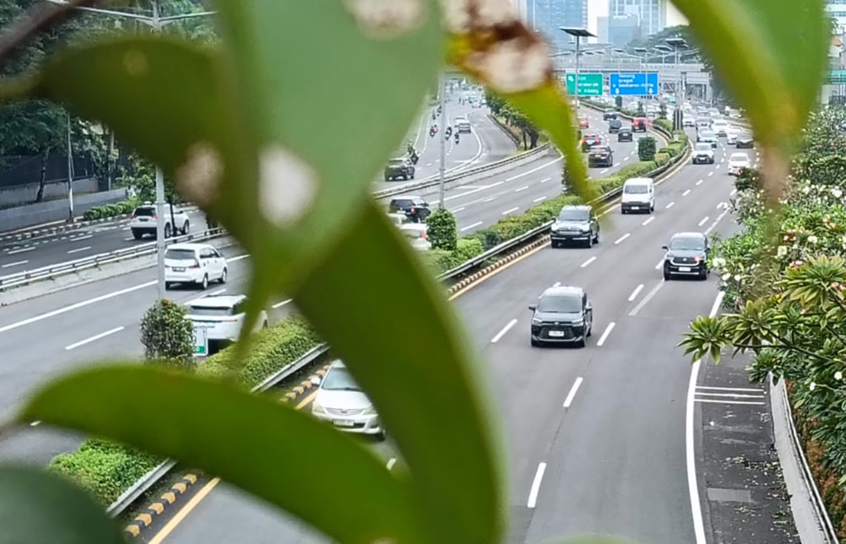 Kendaraan melintas di Jalan Tol Dalam Kota, Jakarta, Senin (9/3/2026).  (Beritanasional.com/Oke Atmaja)