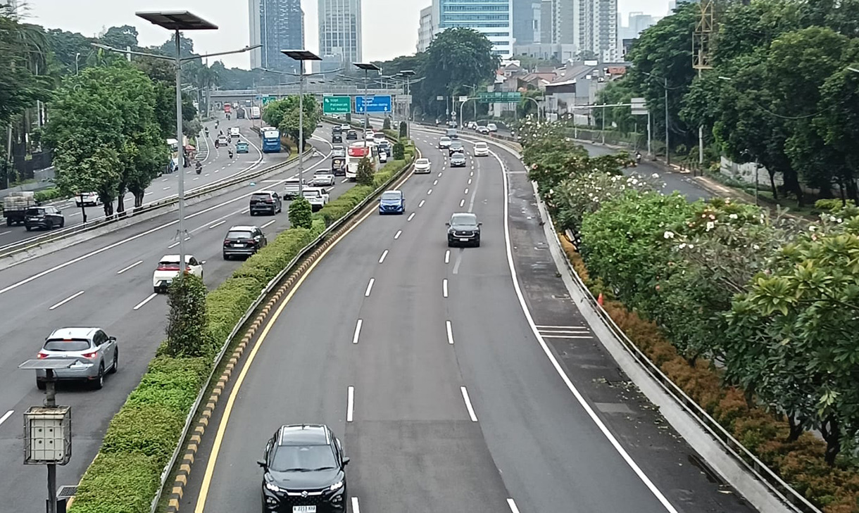 Kendaraan melintas di Jalan Tol Dalam Kota, Jakarta, Senin (9/3/2026).  (Beritanasional.com/Oke Atmaja)