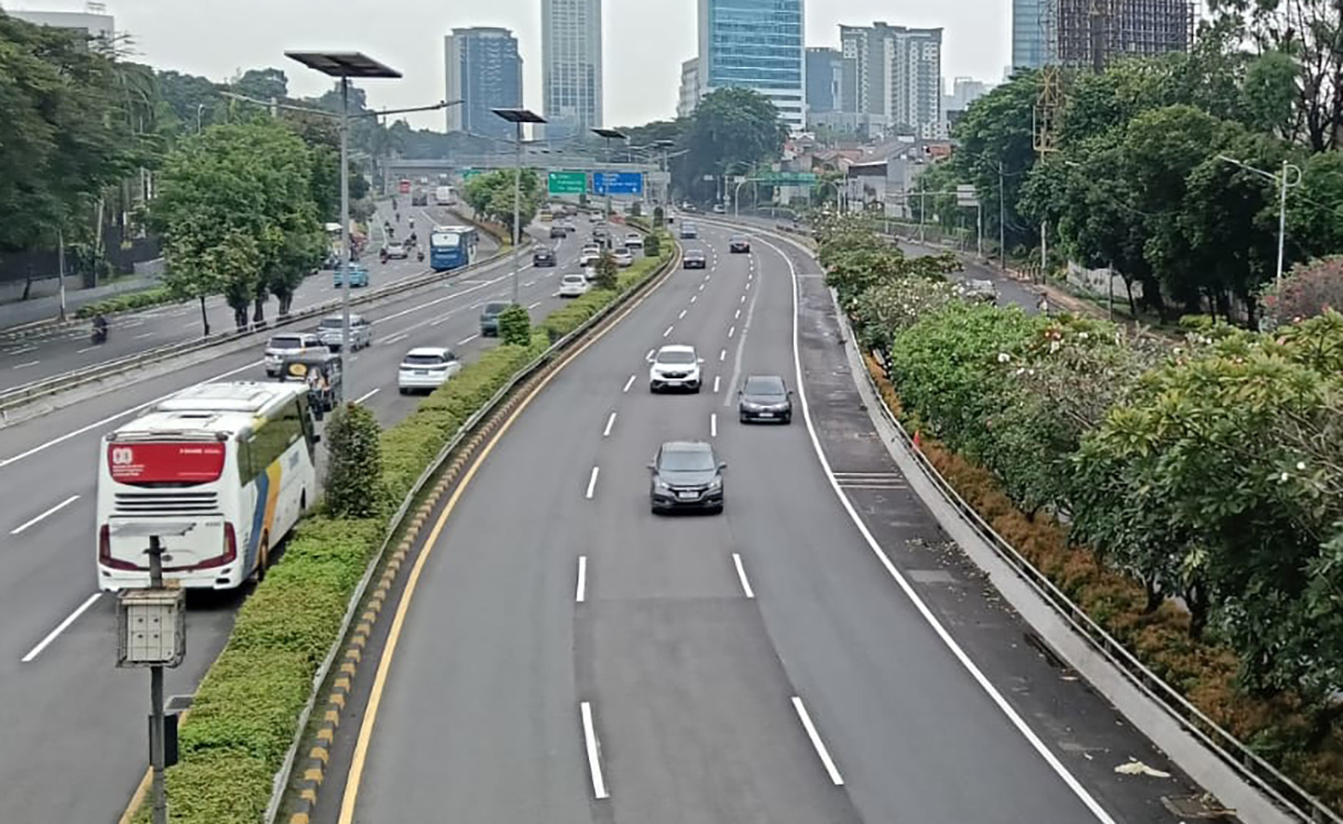 Kendaraan melintas di Jalan Tol Dalam Kota, Jakarta, Senin (9/3/2026).  (Beritanasional.com/Oke Atmaja)