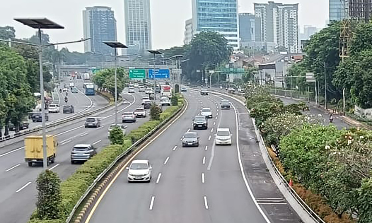 Kendaraan melintas di Jalan Tol Dalam Kota, Jakarta, Senin (9/3/2026).  (Beritanasional.com/Oke Atmaja)