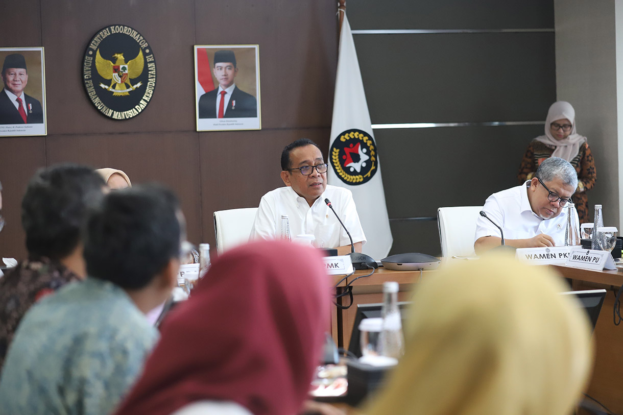 Menteri Koordinator Bidang Pembangunan Manusia dan Kebudayaan (Menko PMK) Pratikno memimpin Rapat Tingkat Menteri Percepatan Penanganan Pascabencana Kebakaran Kemayoran bersama pimpinan kementerian dan lembaga terkait di Kantor Kemenko PMK, pada Kamis (12/12/2024).(BeritaNasional.com/Oke Atmaja)