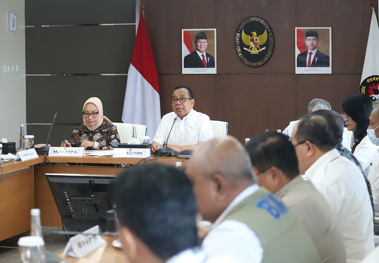 Menteri Koordinator Bidang Pembangunan Manusia dan Kebudayaan (Menko PMK) Pratikno memimpin Rapat Tingkat Menteri Percepatan Penanganan Pascabencana Kebakaran Kemayoran bersama pimpinan kementerian dan lembaga terkait di Kantor Kemenko PMK, pada Kamis (12/12/2024).(BeritaNasional.com/Oke Atmaja)