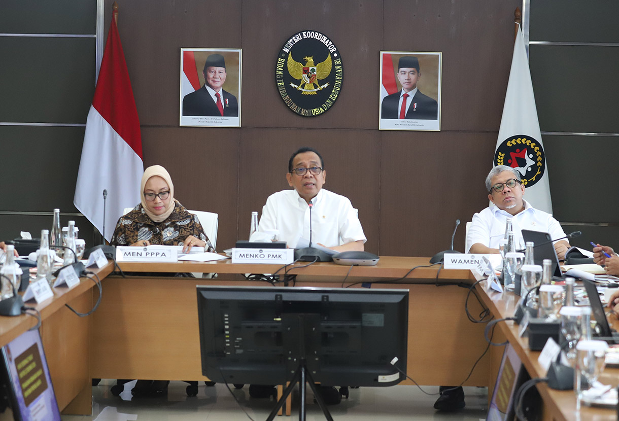 Menteri Koordinator Bidang Pembangunan Manusia dan Kebudayaan (Menko PMK) Pratikno memimpin Rapat Tingkat Menteri Percepatan Penanganan Pascabencana Kebakaran Kemayoran bersama pimpinan kementerian dan lembaga terkait di Kantor Kemenko PMK, pada Kamis (12/12/2024).(BeritaNasional.com/Oke Atmaja)