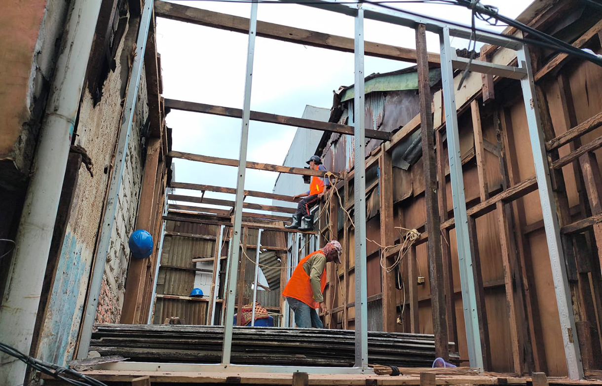 Pekerja merenovasi salah satu rumah warga pada program Penataan Kawasan Kumuh di Menteng Tenggulun, Jakarta, Kamis (9/4/2026). (Beritanasional.com/Oke Atmaja)